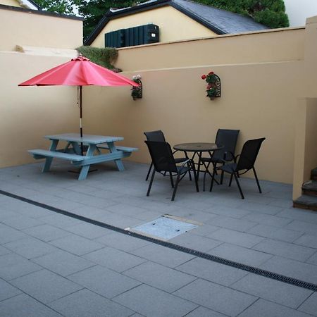 Luxury Townhouse -Free Private Parking- 2 Bedrooms Both En-Suite -Sleeps 5 - Fully Equipped Kitchen, Dining Room- Living Room With Tv Dvd Outside Courtyard With Seating - Fast Wi-Fi- 2-Minute Walk To Town Centre Killarney Bagian luar foto