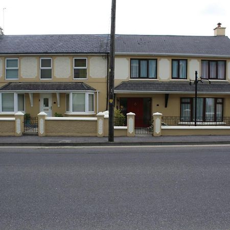 Luxury Townhouse -Free Private Parking- 2 Bedrooms Both En-Suite -Sleeps 5 - Fully Equipped Kitchen, Dining Room- Living Room With Tv Dvd Outside Courtyard With Seating - Fast Wi-Fi- 2-Minute Walk To Town Centre Killarney Bagian luar foto