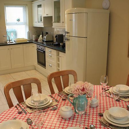 Luxury Townhouse -Free Private Parking- 2 Bedrooms Both En-Suite -Sleeps 5 - Fully Equipped Kitchen, Dining Room- Living Room With Tv Dvd Outside Courtyard With Seating - Fast Wi-Fi- 2-Minute Walk To Town Centre Killarney Bagian luar foto