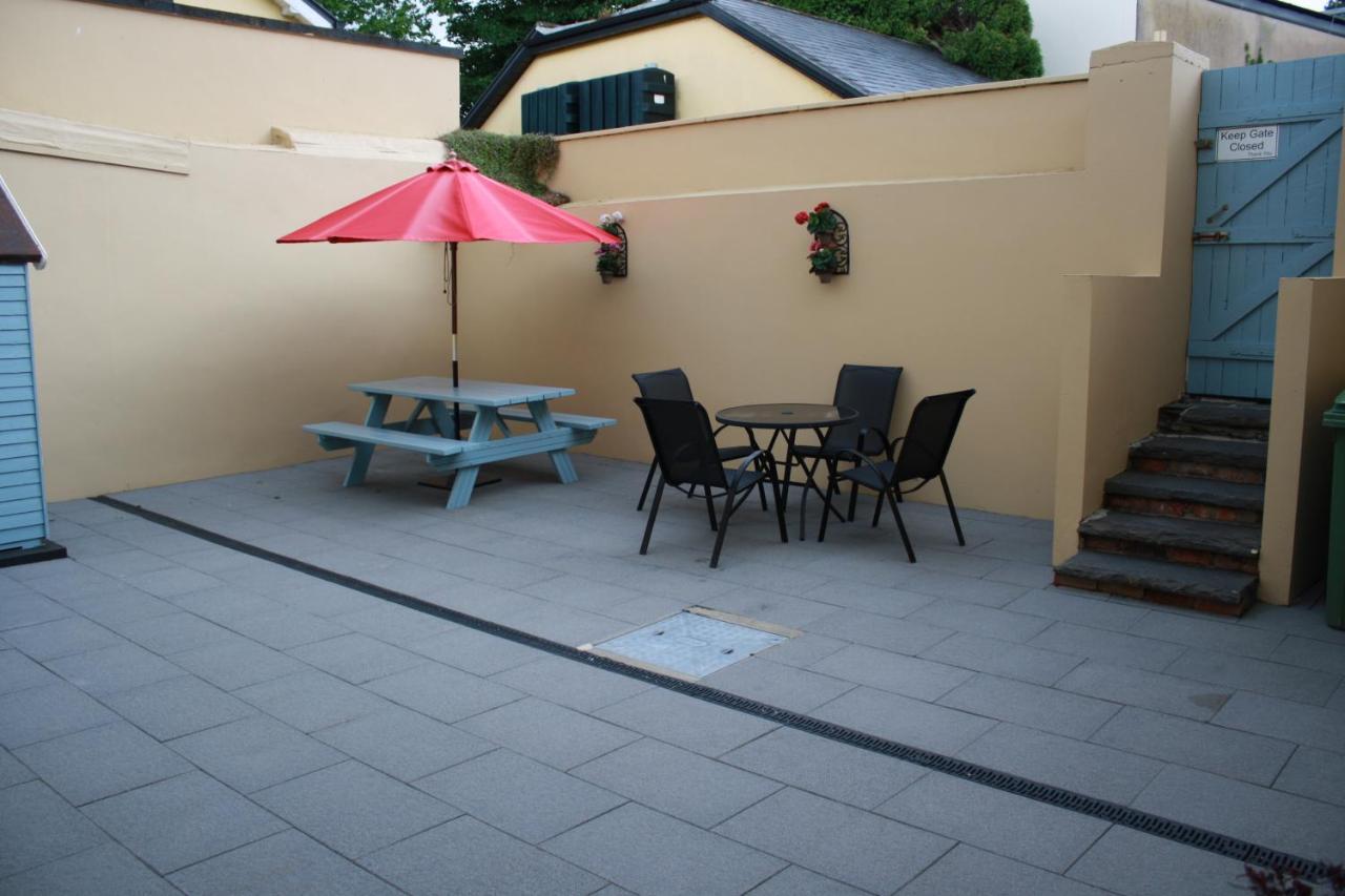 Luxury Townhouse -Free Private Parking- 2 Bedrooms Both En-Suite -Sleeps 5 - Fully Equipped Kitchen, Dining Room- Living Room With Tv Dvd Outside Courtyard With Seating - Fast Wi-Fi- 2-Minute Walk To Town Centre Killarney Bagian luar foto