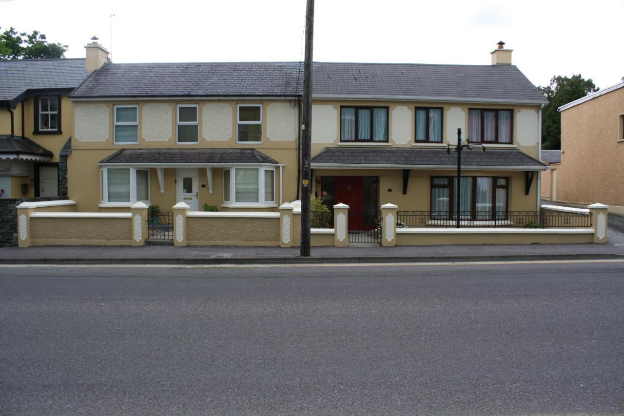 Luxury Townhouse -Free Private Parking- 2 Bedrooms Both En-Suite -Sleeps 5 - Fully Equipped Kitchen, Dining Room- Living Room With Tv Dvd Outside Courtyard With Seating - Fast Wi-Fi- 2-Minute Walk To Town Centre Killarney Bagian luar foto