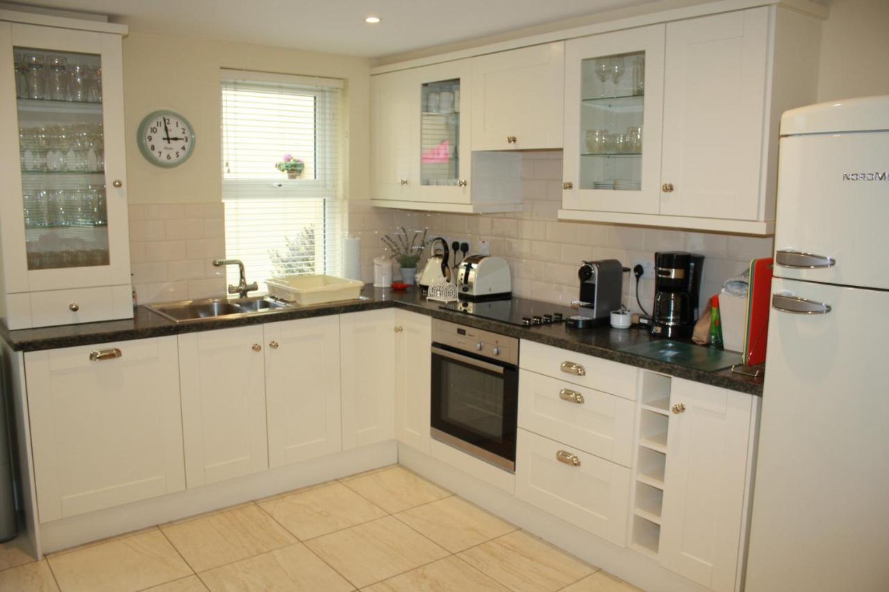 Luxury Townhouse -Free Private Parking- 2 Bedrooms Both En-Suite -Sleeps 5 - Fully Equipped Kitchen, Dining Room- Living Room With Tv Dvd Outside Courtyard With Seating - Fast Wi-Fi- 2-Minute Walk To Town Centre Killarney Bagian luar foto