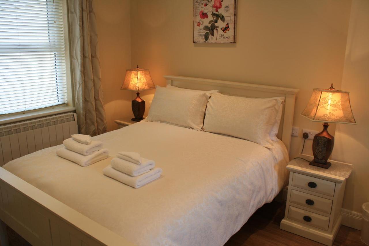 Luxury Townhouse -Free Private Parking- 2 Bedrooms Both En-Suite -Sleeps 5 - Fully Equipped Kitchen, Dining Room- Living Room With Tv Dvd Outside Courtyard With Seating - Fast Wi-Fi- 2-Minute Walk To Town Centre Killarney Bagian luar foto