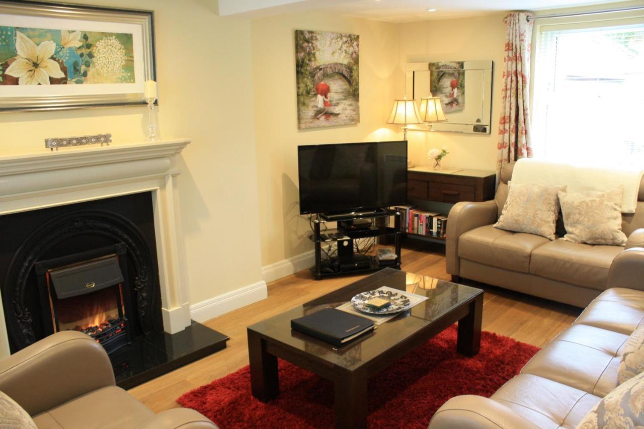 Luxury Townhouse -Free Private Parking- 2 Bedrooms Both En-Suite -Sleeps 5 - Fully Equipped Kitchen, Dining Room- Living Room With Tv Dvd Outside Courtyard With Seating - Fast Wi-Fi- 2-Minute Walk To Town Centre Killarney Bagian luar foto