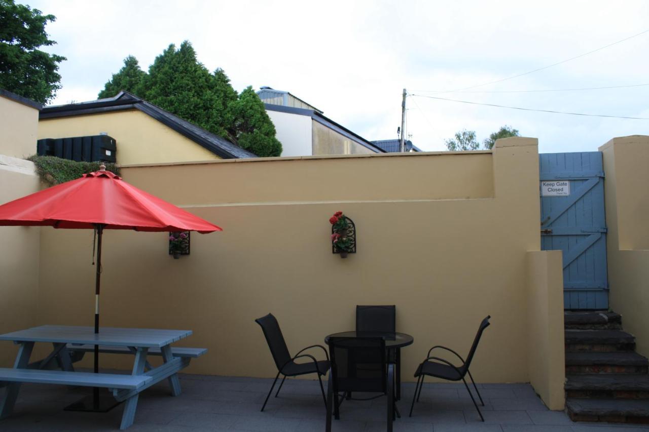 Luxury Townhouse -Free Private Parking- 2 Bedrooms Both En-Suite -Sleeps 5 - Fully Equipped Kitchen, Dining Room- Living Room With Tv Dvd Outside Courtyard With Seating - Fast Wi-Fi- 2-Minute Walk To Town Centre Killarney Bagian luar foto
