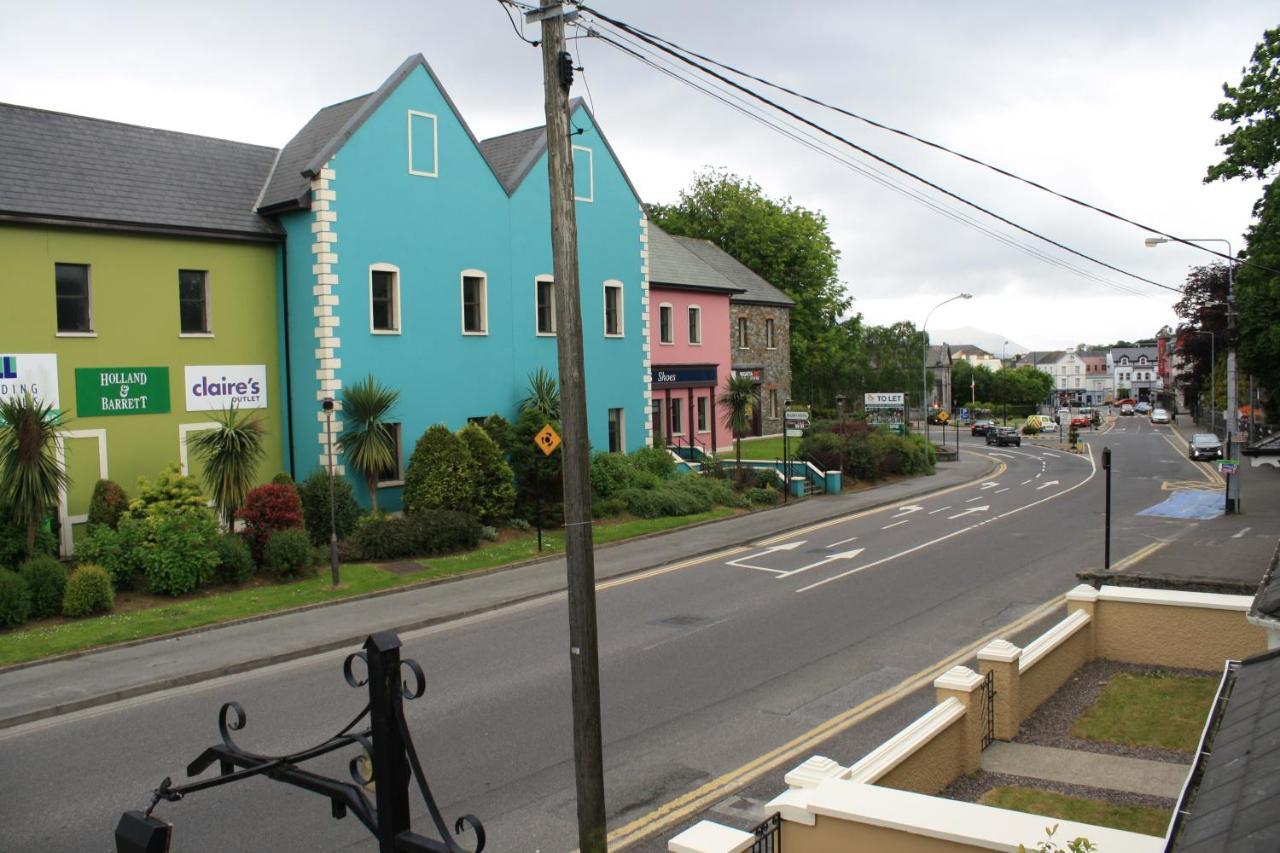Luxury Townhouse -Free Private Parking- 2 Bedrooms Both En-Suite -Sleeps 5 - Fully Equipped Kitchen, Dining Room- Living Room With Tv Dvd Outside Courtyard With Seating - Fast Wi-Fi- 2-Minute Walk To Town Centre Killarney Bagian luar foto