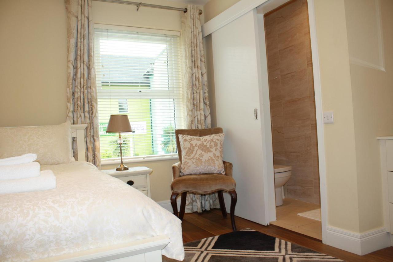 Luxury Townhouse -Free Private Parking- 2 Bedrooms Both En-Suite -Sleeps 5 - Fully Equipped Kitchen, Dining Room- Living Room With Tv Dvd Outside Courtyard With Seating - Fast Wi-Fi- 2-Minute Walk To Town Centre Killarney Bagian luar foto