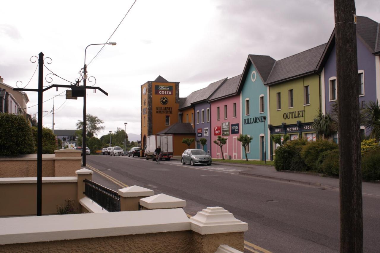 Luxury Townhouse -Free Private Parking- 2 Bedrooms Both En-Suite -Sleeps 5 - Fully Equipped Kitchen, Dining Room- Living Room With Tv Dvd Outside Courtyard With Seating - Fast Wi-Fi- 2-Minute Walk To Town Centre Killarney Bagian luar foto