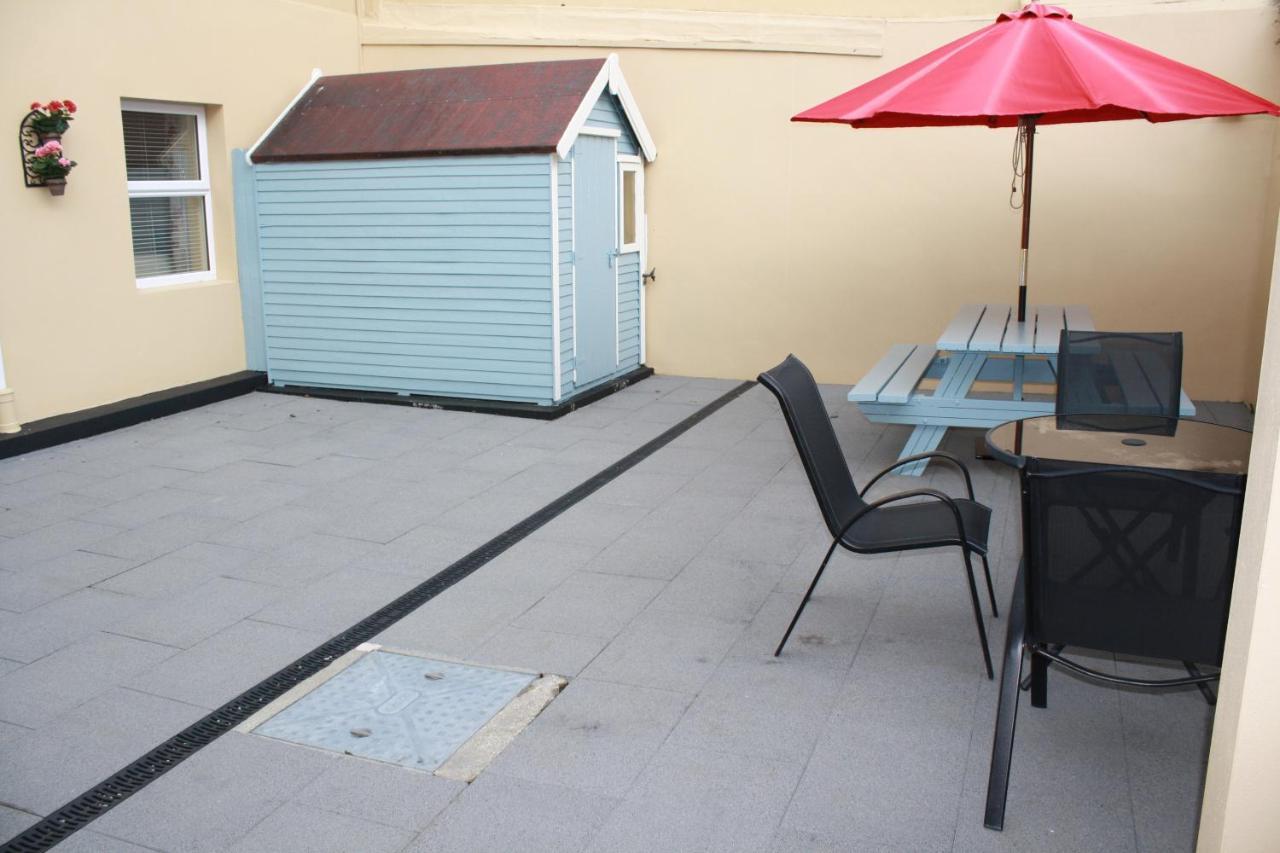 Luxury Townhouse -Free Private Parking- 2 Bedrooms Both En-Suite -Sleeps 5 - Fully Equipped Kitchen, Dining Room- Living Room With Tv Dvd Outside Courtyard With Seating - Fast Wi-Fi- 2-Minute Walk To Town Centre Killarney Bagian luar foto