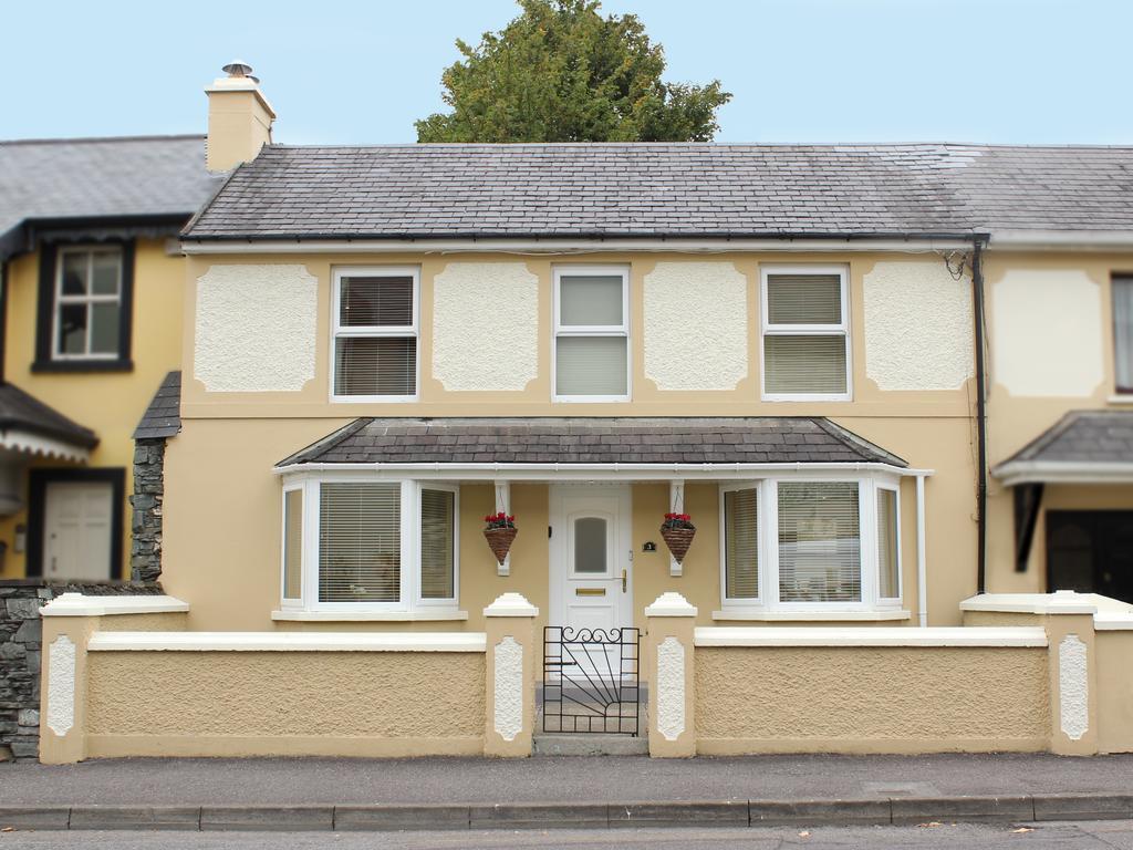 Luxury Townhouse -Free Private Parking- 2 Bedrooms Both En-Suite -Sleeps 5 - Fully Equipped Kitchen, Dining Room- Living Room With Tv Dvd Outside Courtyard With Seating - Fast Wi-Fi- 2-Minute Walk To Town Centre Killarney Bagian luar foto